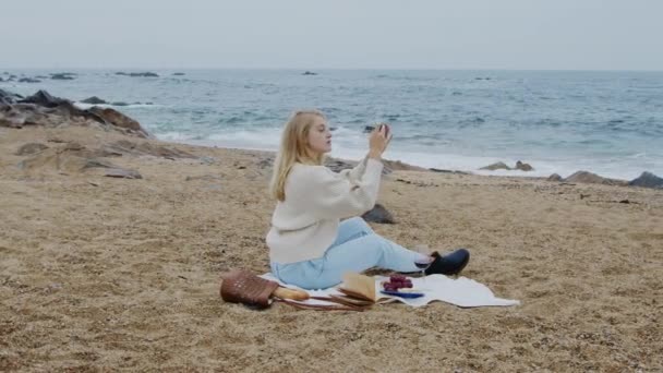 女人为美丽的海洋拍照 — 图库视频影像