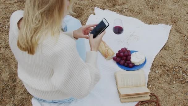 Joven mujer toma foto de picnic — Vídeo de stock