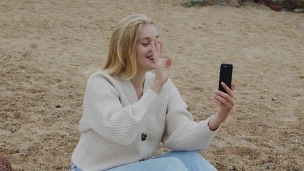 Jolie blonde femme a appel vidéo en plein air — Video