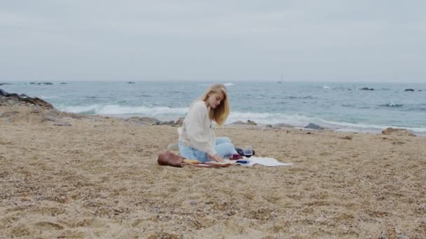 Mulher está lendo livro ao ar livre — Vídeo de Stock