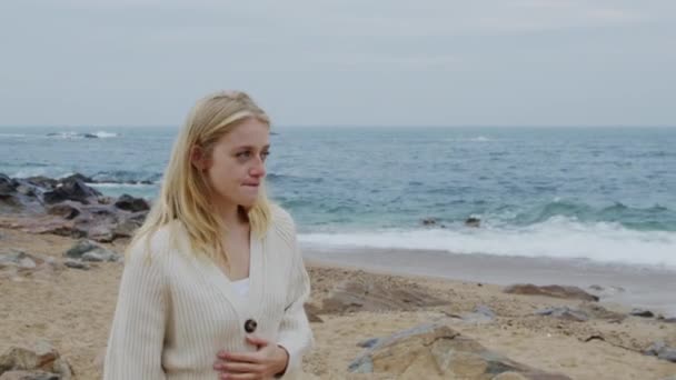 Mulher loira está andando na costa do mar — Vídeo de Stock