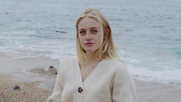 Портрет ніжної блондинки з блакитними очима — стокове відео