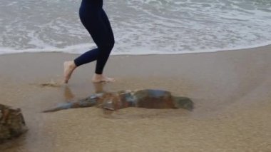 Atletik Kadın Sahilde Koşuyor