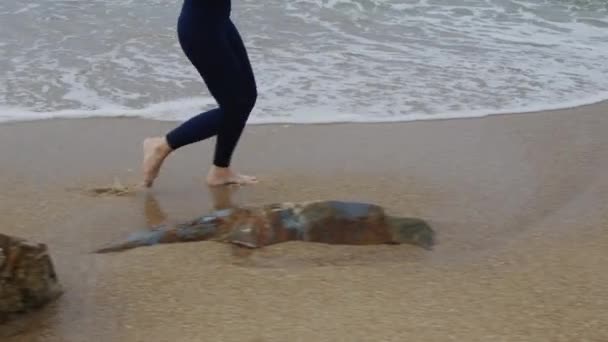 Atletische vrouw is joggen op het strand — Stockvideo