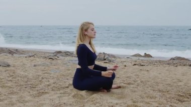 Genç Kadın Okyanus Kıyısında Yoga Çalışıyor 