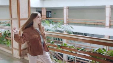 Neşeli Kadın Eğleniyor