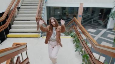 Merdivenlerde Hip-Hop Dans Eden Kadın