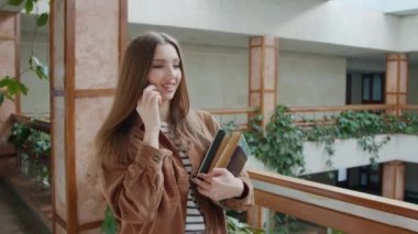 Kadın Öğrenci Salonda Yürüyor ve Konuşuyor