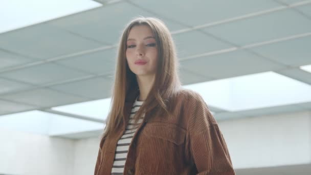 Vacker kaukasisk kvinna tittar på kameran — Stockvideo