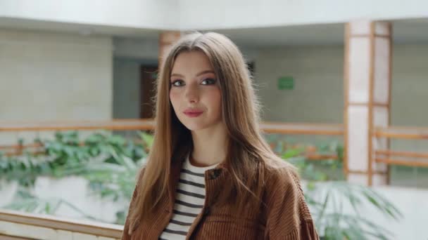Portrét mladé brunetky ženy — Stock video
