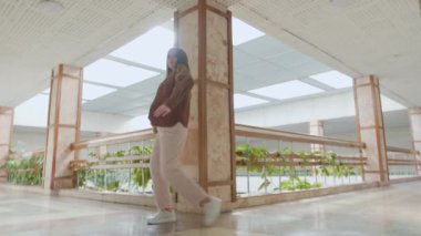 Genç Kadın Güzel Salonda Dans Ediyor