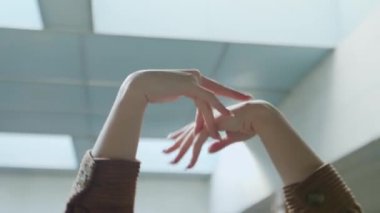 Kafkas Kadın Kolları Yalnız Dans Ediyor