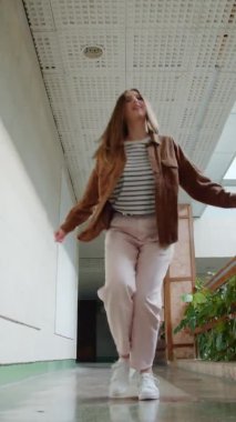 Kadın Öğrenci Salonda Dans Ettiğini Kaydediyor