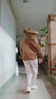 Kadın Öğrenci Salonda Dans Ediyor