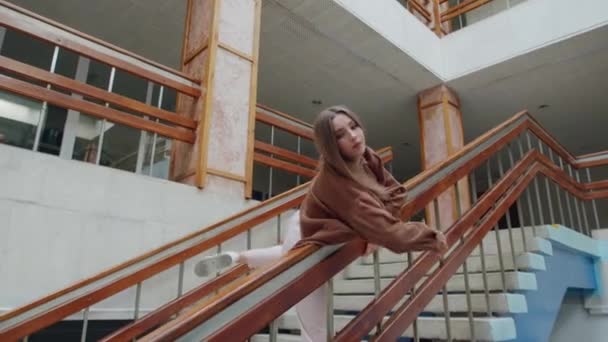 Kvinna dansare övar på trappor i tomma hallen — Stockvideo