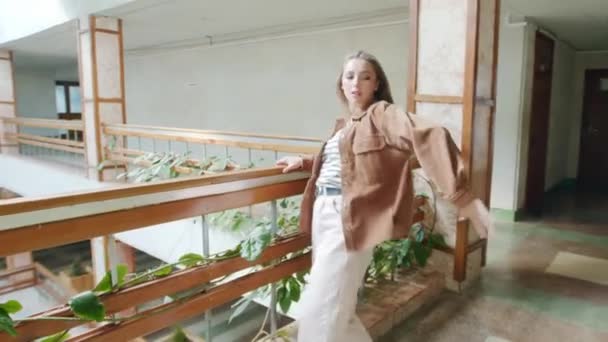 Jonge zelfverzekerde dame danst alleen — Stockvideo