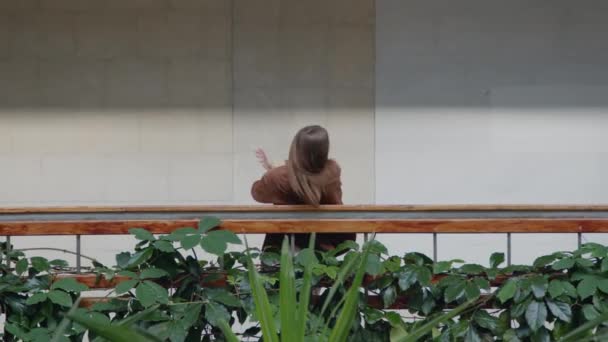 Mujer está bailando cerca de balaustrada — Vídeo de stock