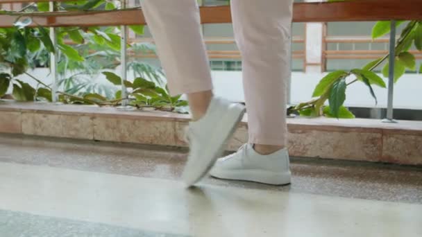 Γυναικεία πόδια με άσπρα αθλητικά να χορεύουν — Αρχείο Βίντεο