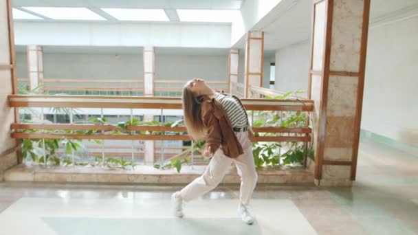 才能のある女性は一人で踊っている — ストック動画