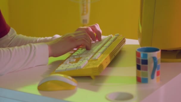 De mens typt op geel toetsenbord en met behulp van gele muis — Stockvideo