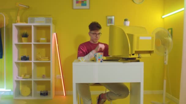Jeune homme, spécialiste de l'informatique, est perplexe sur la tâche difficile — Video