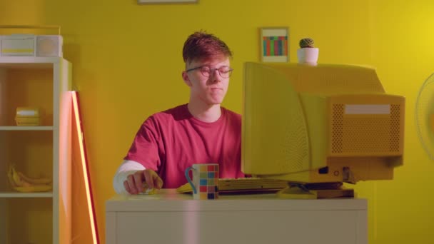 Homme freelancer est fatigué de travailler à l'ordinateur — Video