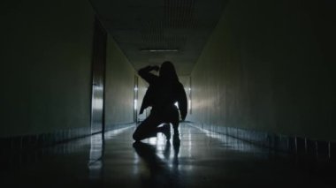 Koridorda Tek Başına Dans Eden Kadın Silueti