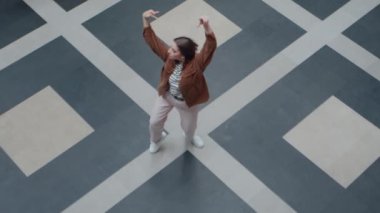 Genç Kadın Güzel Döşemede Dans Ediyor