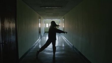 Koridorda Dişi Siluet Dans Düşüncesi