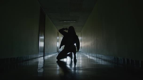 廊下で一人で踊る女性シルエット — ストック動画