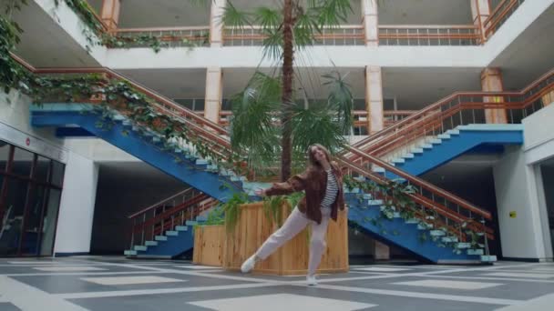 Одинокая женщина танцует в одиночестве — стоковое видео