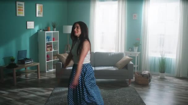 Aktive Frau tanzt zu Hause — Stockvideo