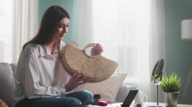 Kadın Çevrimiçi Arkadaşa Çantayı Gösteriyor