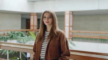 genç bir beyaz kadın portresi