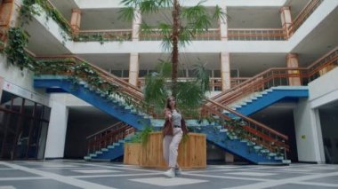 Koridorda Dans Eden Kadın Düşünüyor