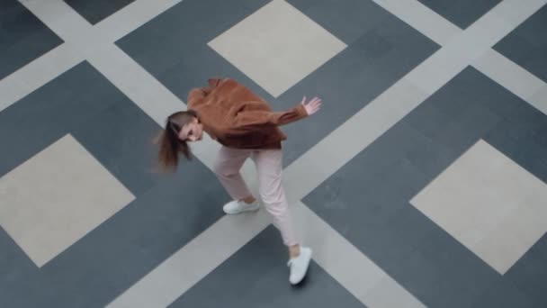 Kobieta tańczy na płytce z geometrycznym wzorem — Wideo stockowe