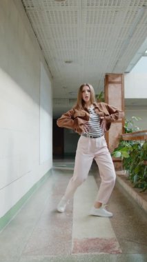 Kadın Dansçı Hip-Hop Stili Çalışıyor