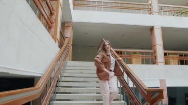 Genç kadın aşağı inip dans ediyor.