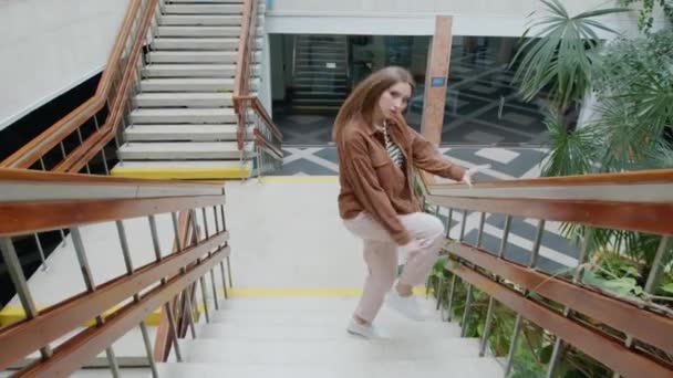 Χορεύτρια γυναίκα διασκεδάζει στις σκάλες — Αρχείο Βίντεο