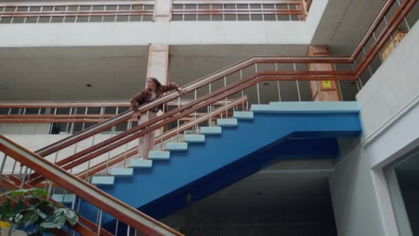 Жінка танцює ліричний танець на сходах — стокове відео