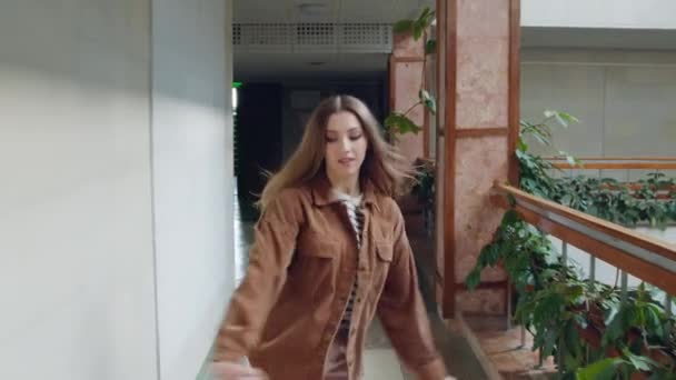 La mujer enérgica está bailando Hip Hop en el pasillo — Vídeos de Stock