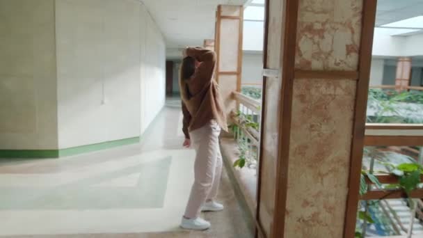 Junge flexible Frau tanzt in großer Halle — Stockvideo