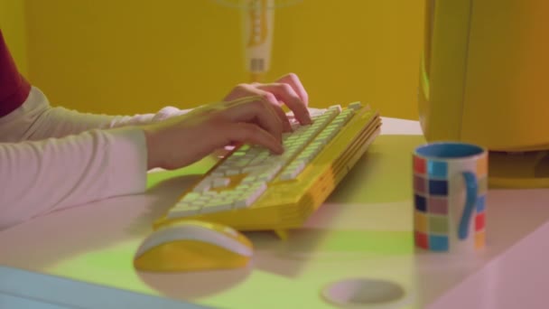 男子手，在奇幻的黄色键盘上打字 — 图库视频影像