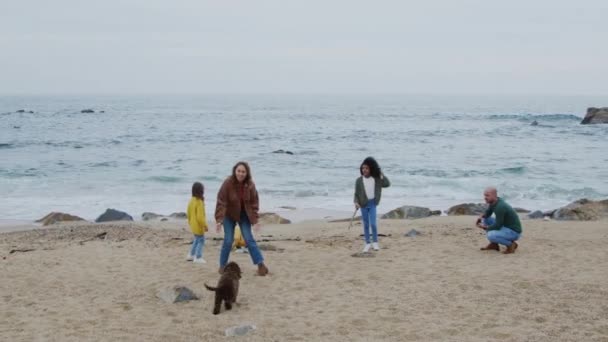 Familia está pasando fin de semana en la playa — Vídeo de stock