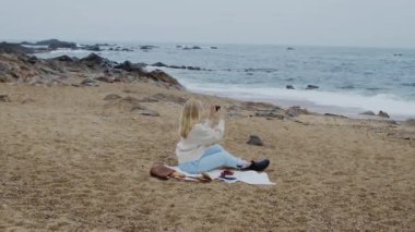 Kadın Deniz Burnu Fotoğrafı Çekiyor