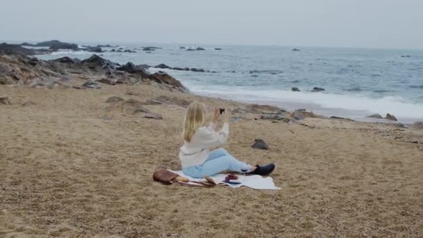 Mulher tira foto da paisagem marinha — Vídeo de Stock