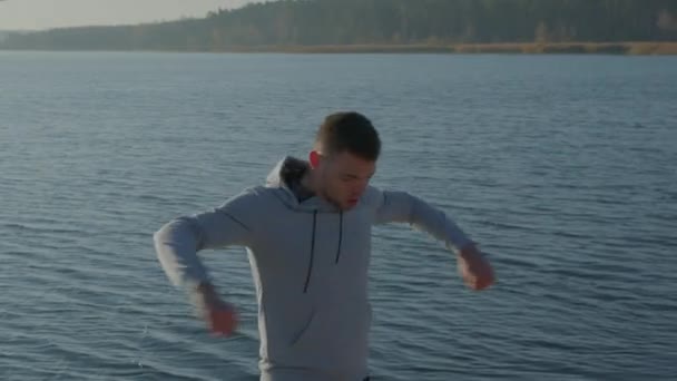 Sporcu antrenmandan önce Lakeshore 'da ısınıyor — Stok video