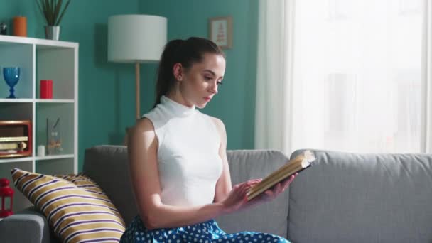 Intelligens nő könyvet olvas — Stock videók