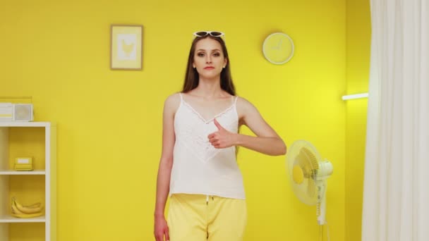 Retrato de jovem mulher mostrando polegares-Up Gesture — Vídeo de Stock