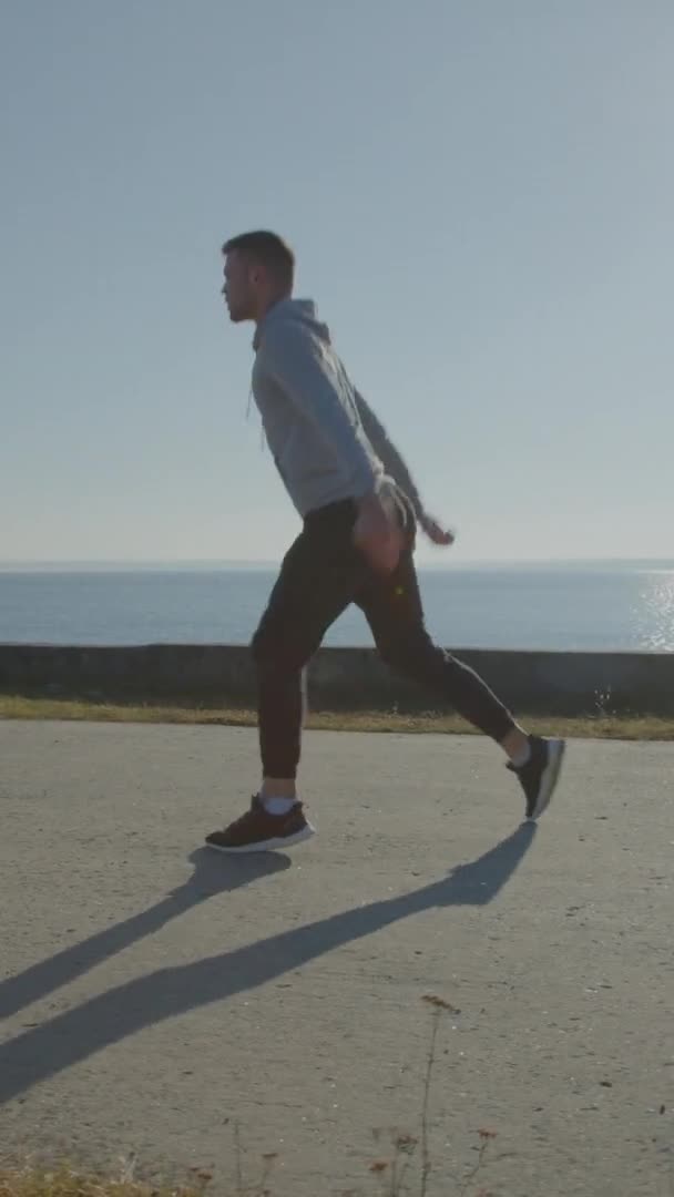 Mann macht mit Sprüngen im Park Sprung nach vorn — Stockvideo
